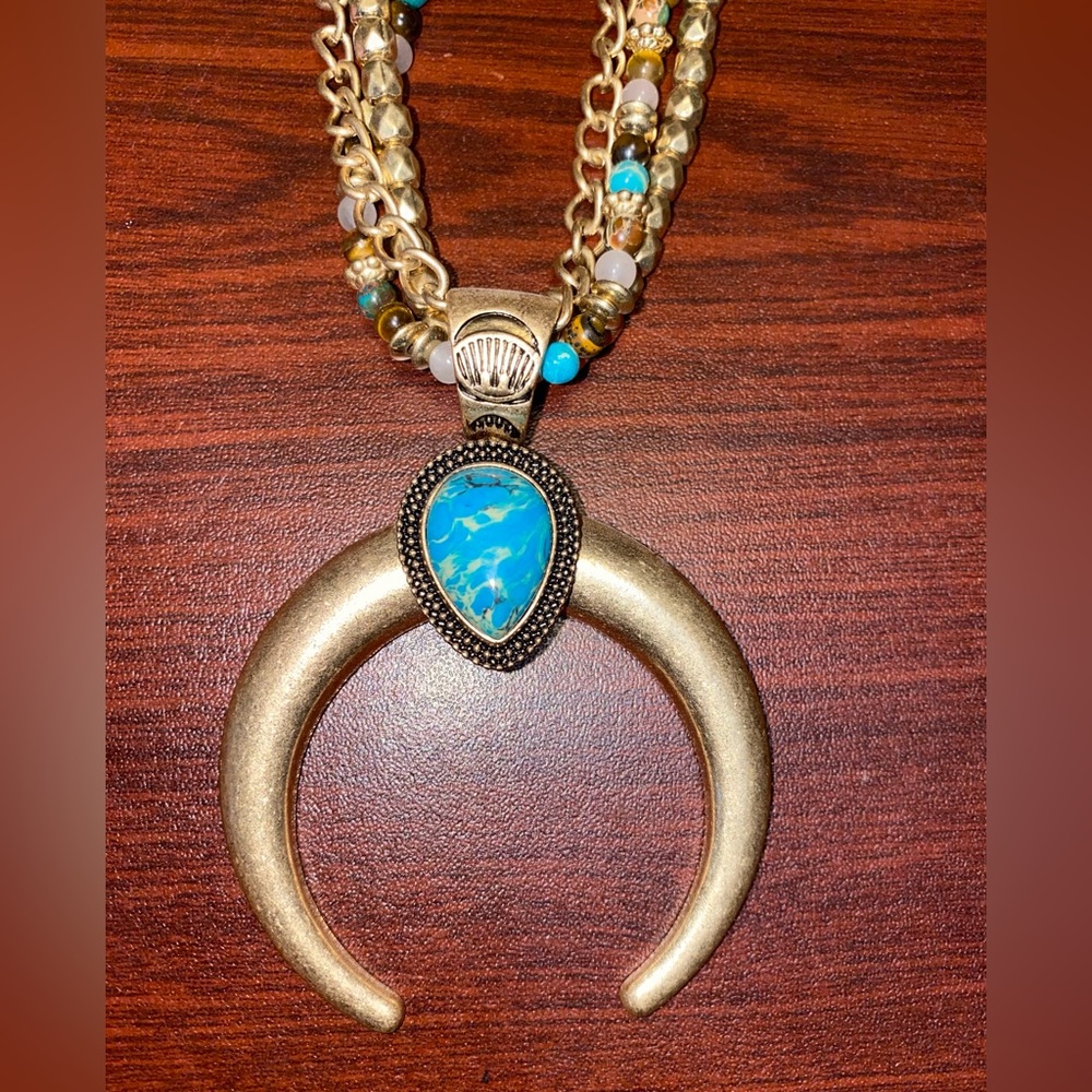 Beaded necklace with pendant